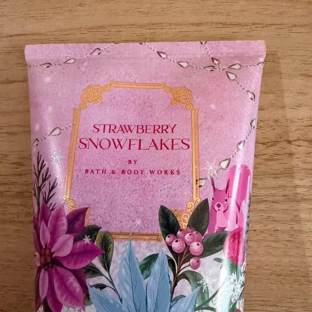 Bath & Body Works Strawberry Snowflakes Exfoliating Body Scrub 8 oz NEW